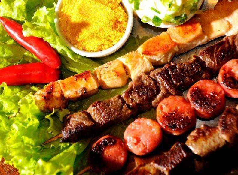 Churrasco com acompanhamentos do material Munhoz Buffet